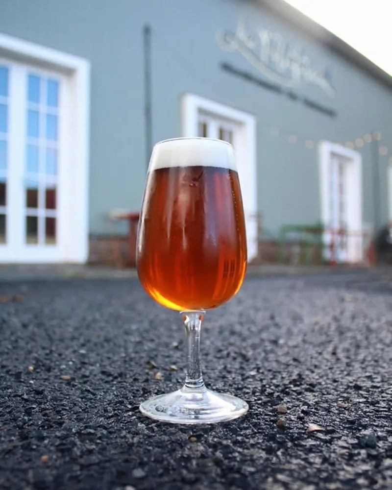 photographie bière ambrée pied