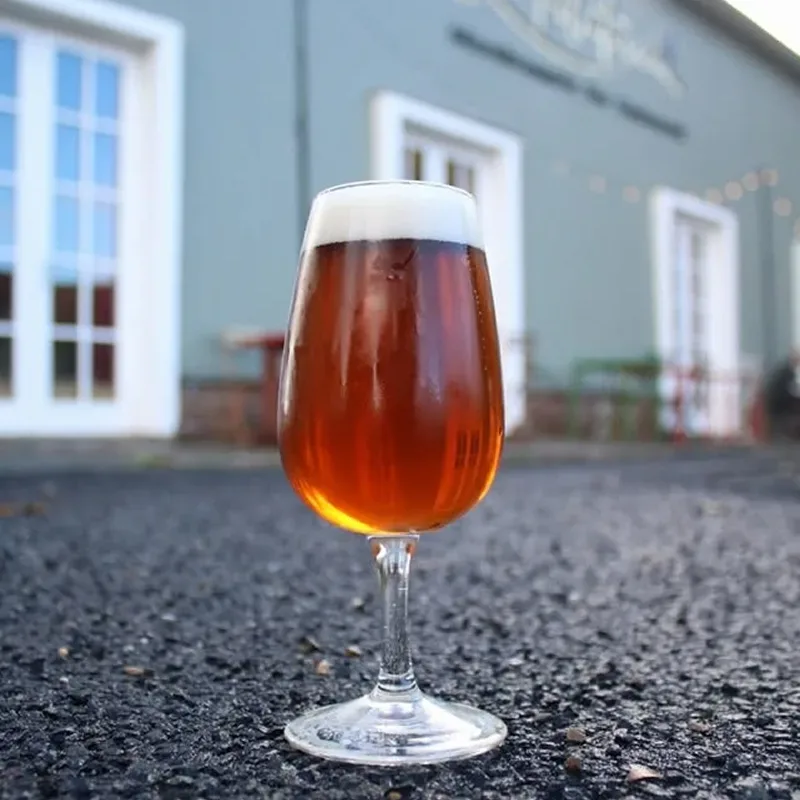 photographie bière ambrée pied